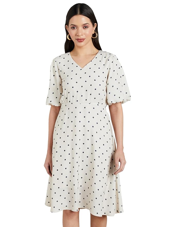 uploads/products/1747499880_white-dress1.jpg